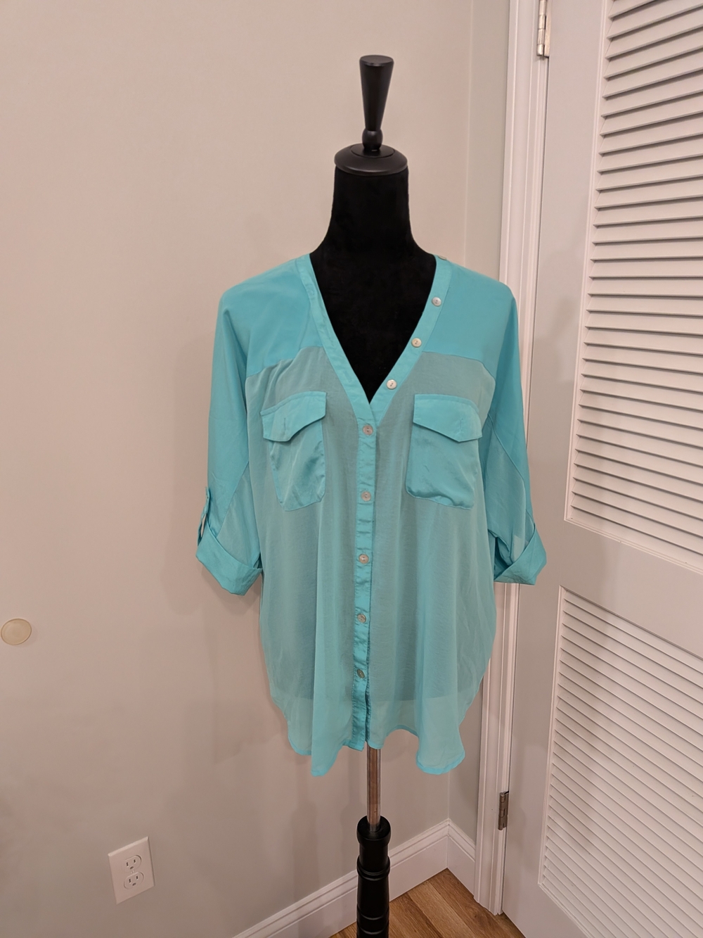 N#1:Light Teal V-Neckb Button Front Women's Top 3/4 Sleeve New No Tag Green Colo